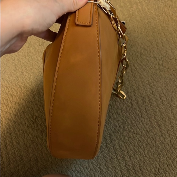 Tan Leather Shoulder Bag with a gold chain - Picture 6 of 6